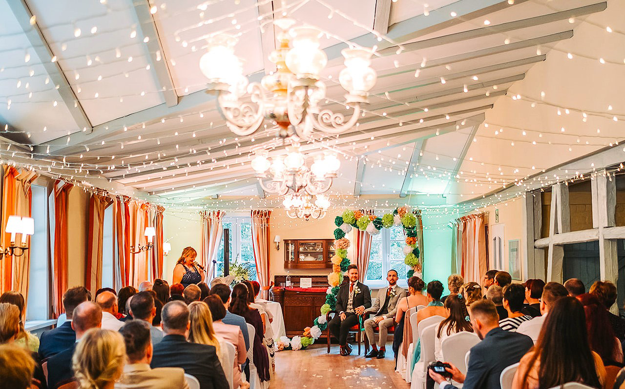 Regenbogentraurednerin